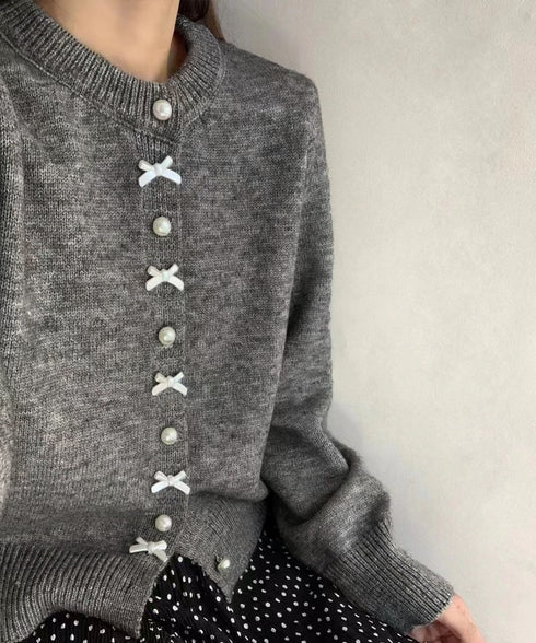 リボンニットカーディガンパールボタン無地 ニットセーターレディース クルーネック デザインニット ガーリーきれいめフェミニン秋服 韓国風 大人可愛いニットトップス 2YIKE-008